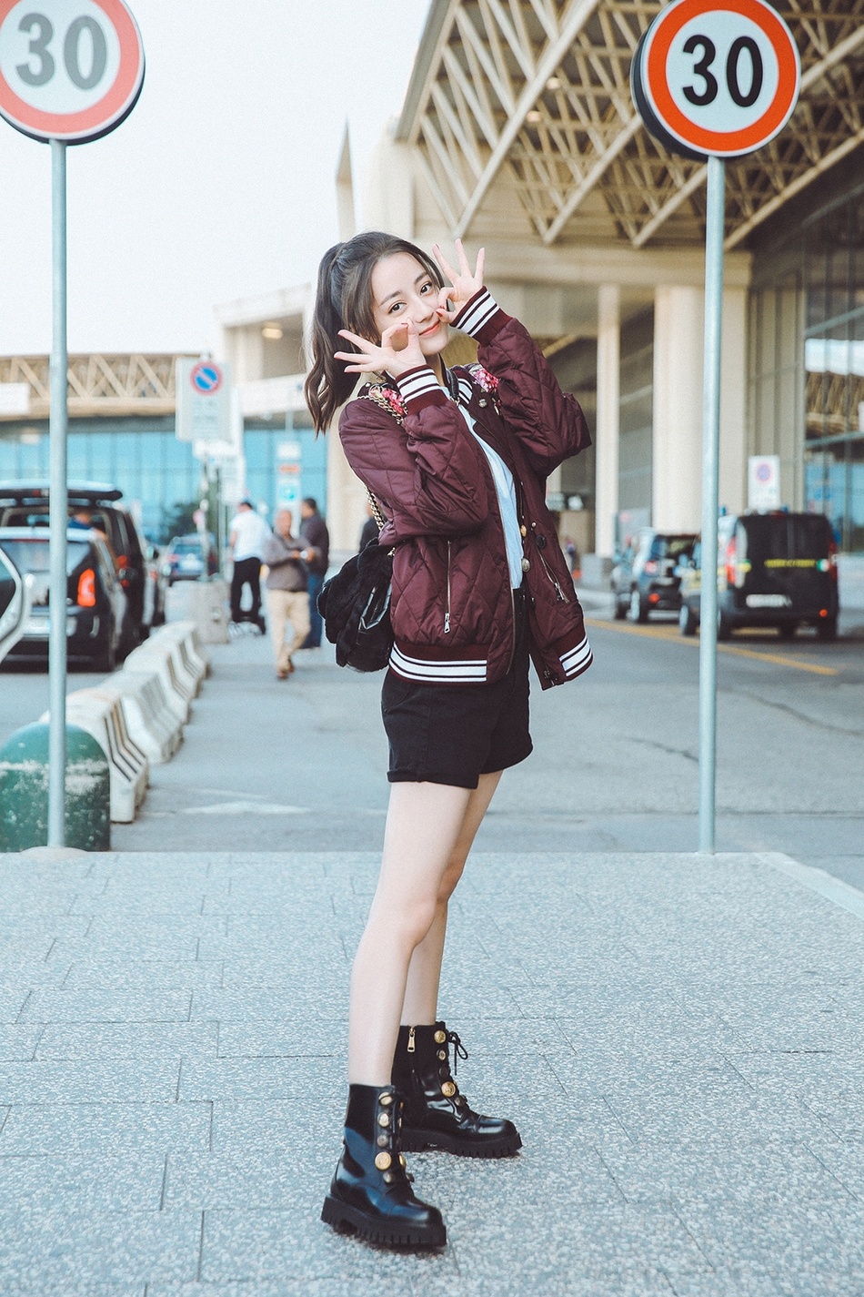 脸偏黄显老该怎么挽救,皮肤偏黑黄穿什么颜色显白