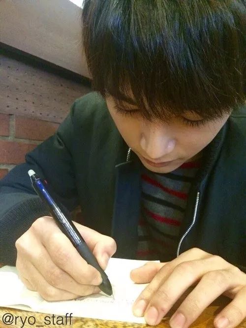 这个可盐可甜可狼的94年小鲜肉，简直就是漫画里走出来的男主角！