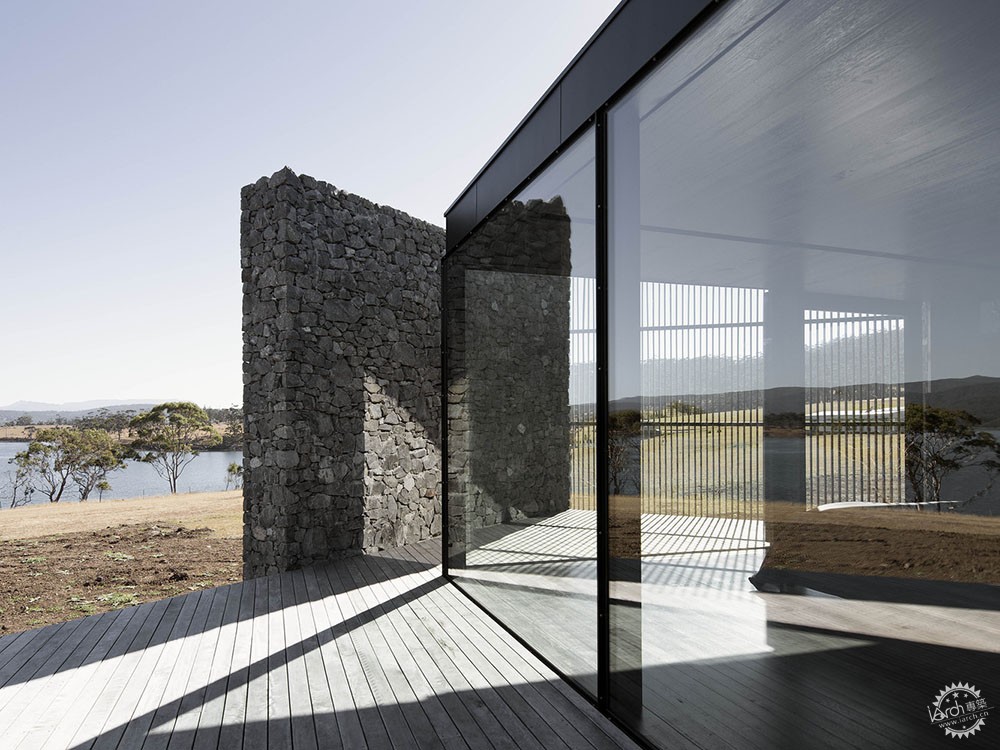 高高的石墙,带石墙的房子效果图