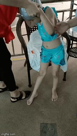 康复水中平衡训练,儿童康复水疗操作视频