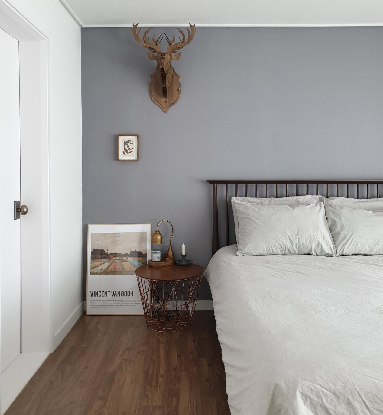 不多买,定期扔,85平米干净得太赏心悦目了,再住10年也照样清爽