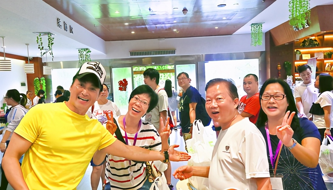 凭一角红极一时，遭遇封杀转行成商人，身家过亿却甘心走穴捞金