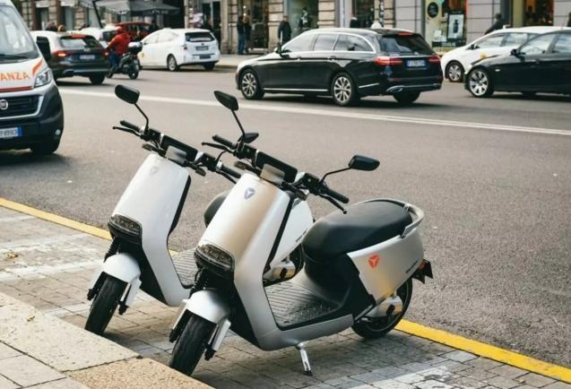 2500元雅迪台铃爱玛电动车怎么选 (雅迪台铃爱玛石墨烯云电池哪个好)