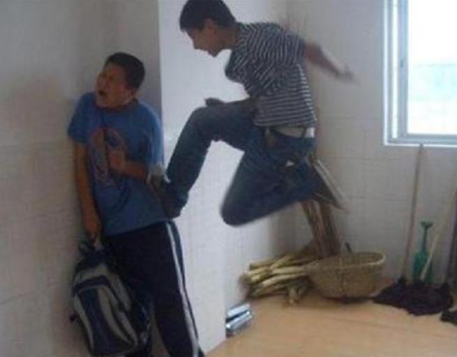 校园*力暴**层出不穷，孩子在校被打怎么办？公安教授：打回去