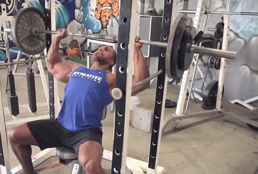 同样是杠铃推举，站姿比坐姿强在哪里？这几个要点让动作安全高效