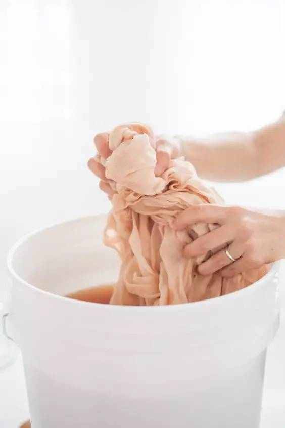 衣服被盐水染色怎么还原,怎样把染色衣服还原色