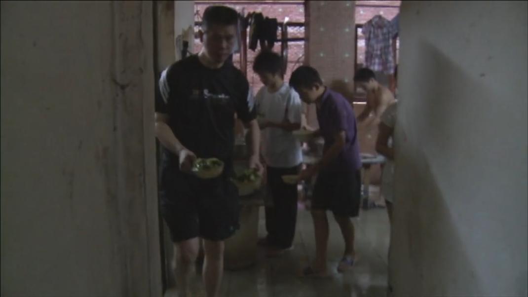 12年前的东莞制衣厂，一栋楼里17家工厂，1平米月租金10块