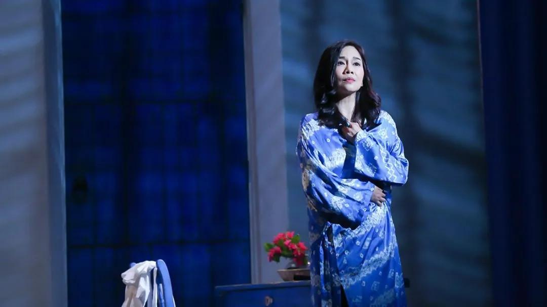 被「毁」过，她反而更迷人了