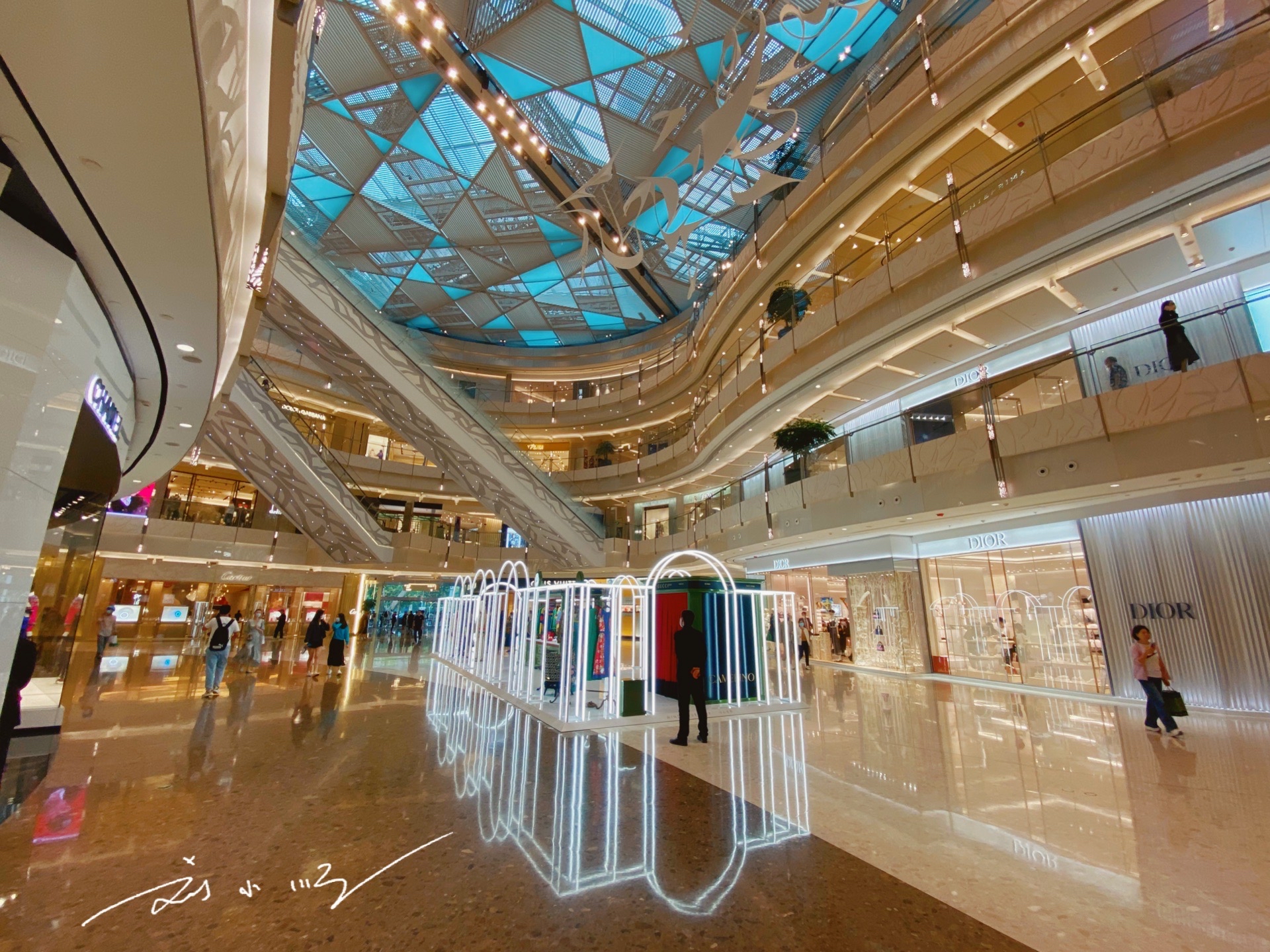 上海东方明珠塔周围哪个商场最大,上海魔都最大的商场