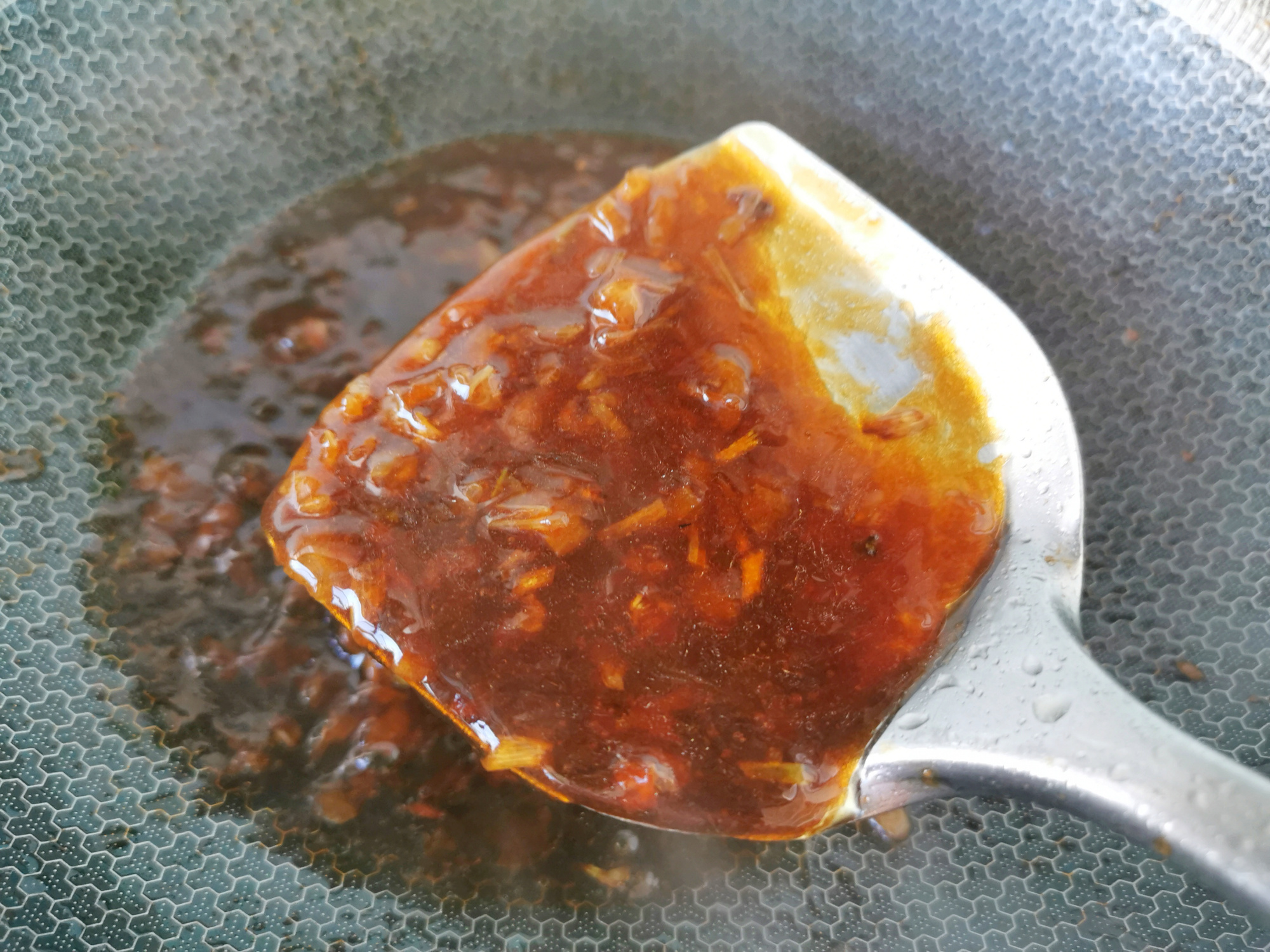 叉烧肉里的咸蛋黄怎么放进去的,挂炉港式咸蛋黄叉烧肉的正宗做法