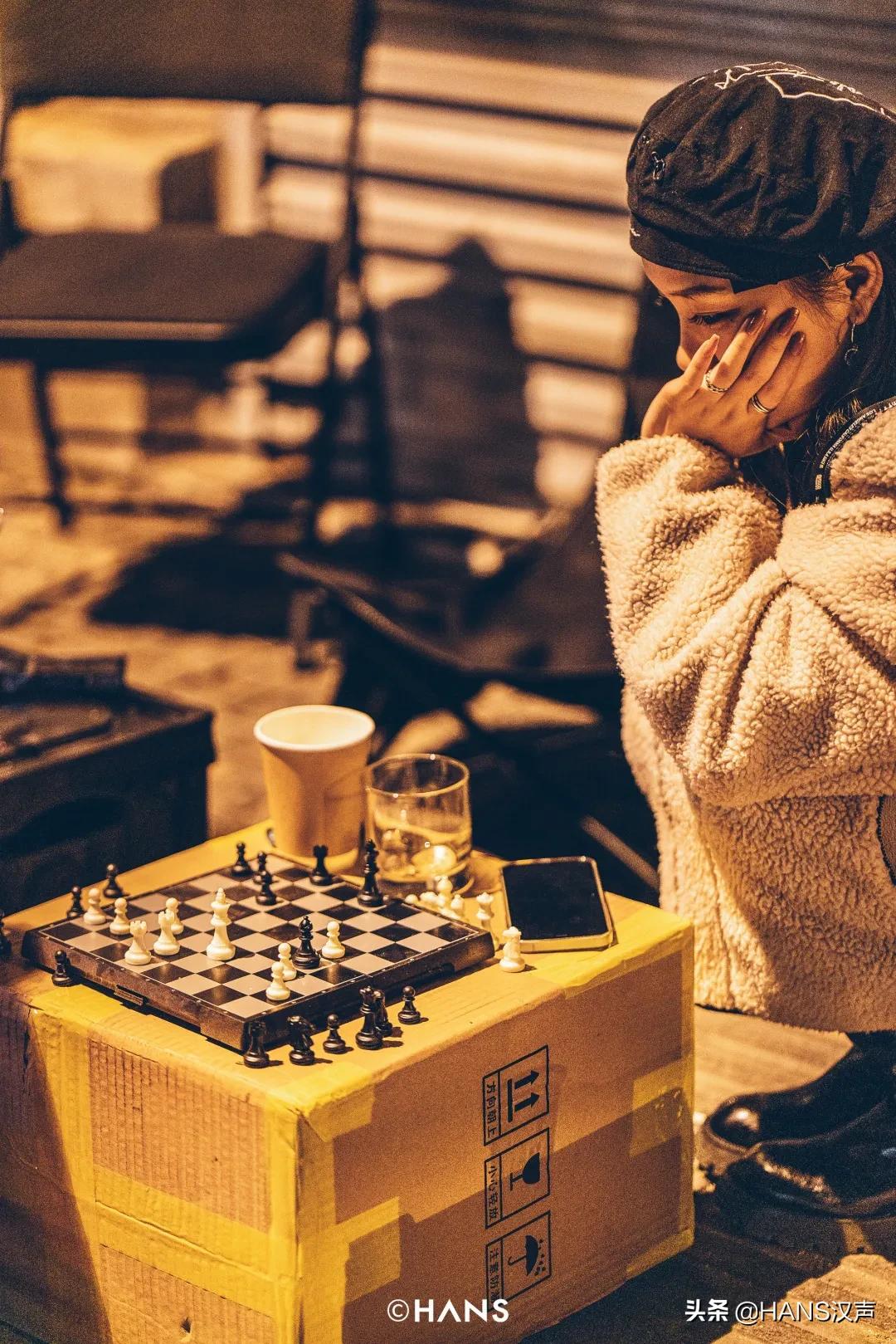 武汉神秘三角地，马路牙子上的通宵派对