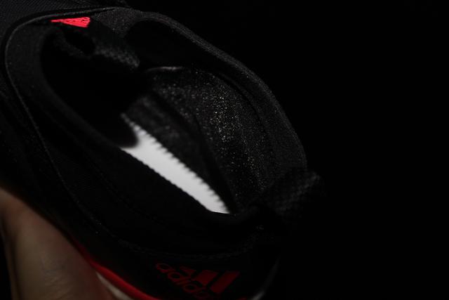 穿上就不想再脱的Q弹，阿迪达斯羽毛球鞋评测