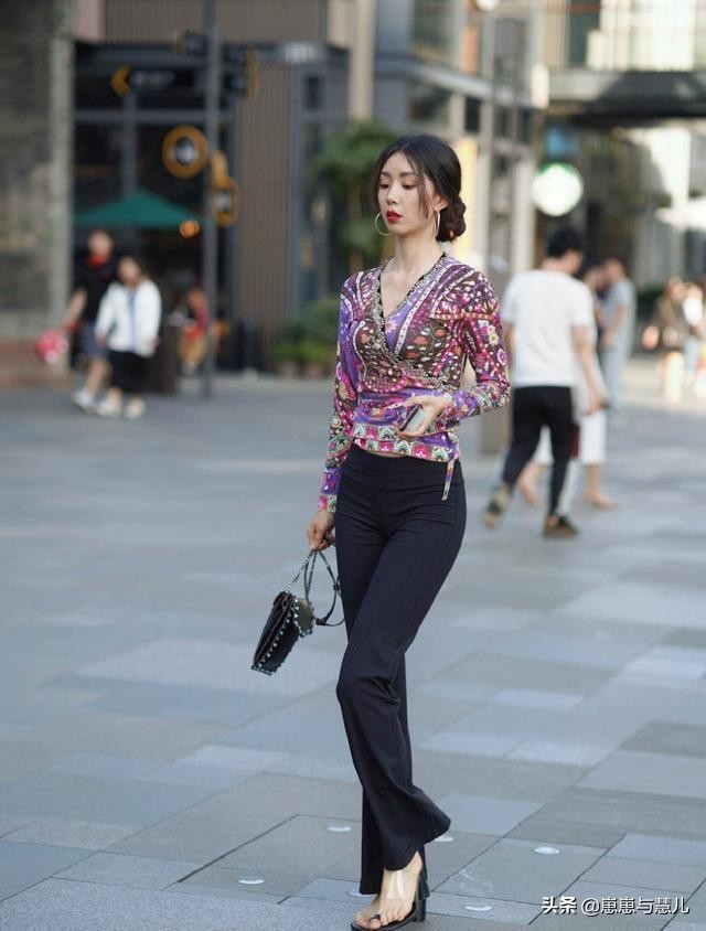 精致的瑜伽裤装扮彰显女神风范,时髦大方的瑜伽穿搭展现