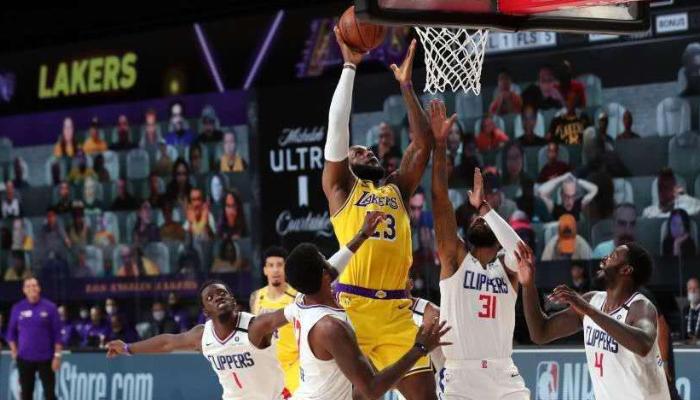 老詹累到坐在场边,老詹打46分