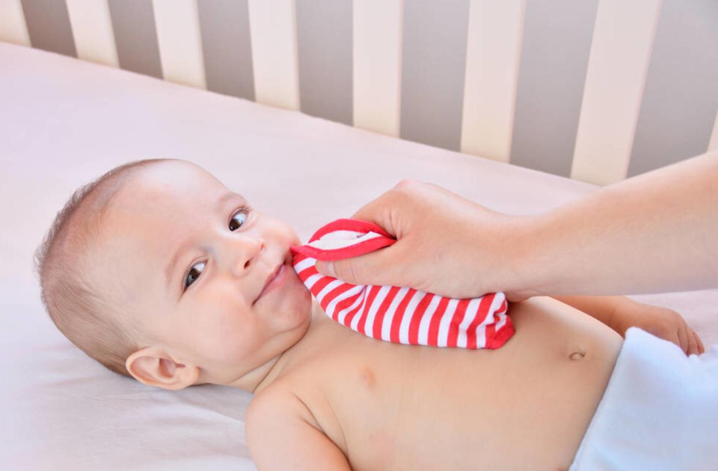 妈妈怎么帮助宝宝缓解长牙的痛苦,如何缓解长牙期孩子的不舒服