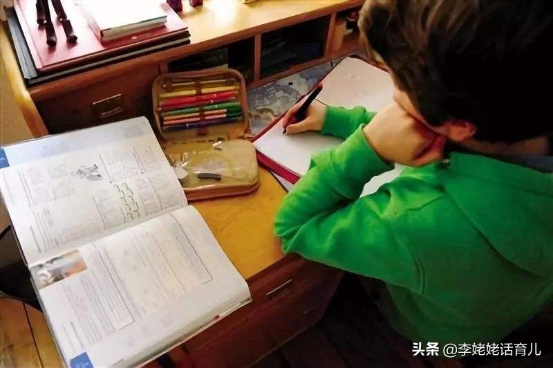 六年级学生补作业,孩子补写寒假作业