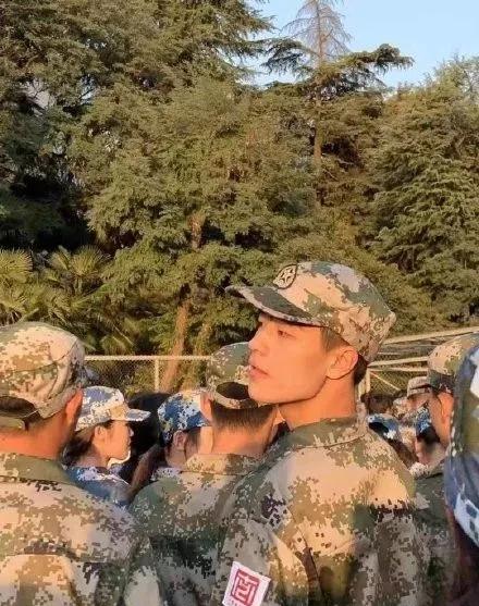 欧美帅哥肌肉荷尔蒙寸头,寸头简直就是行走的荷尔蒙