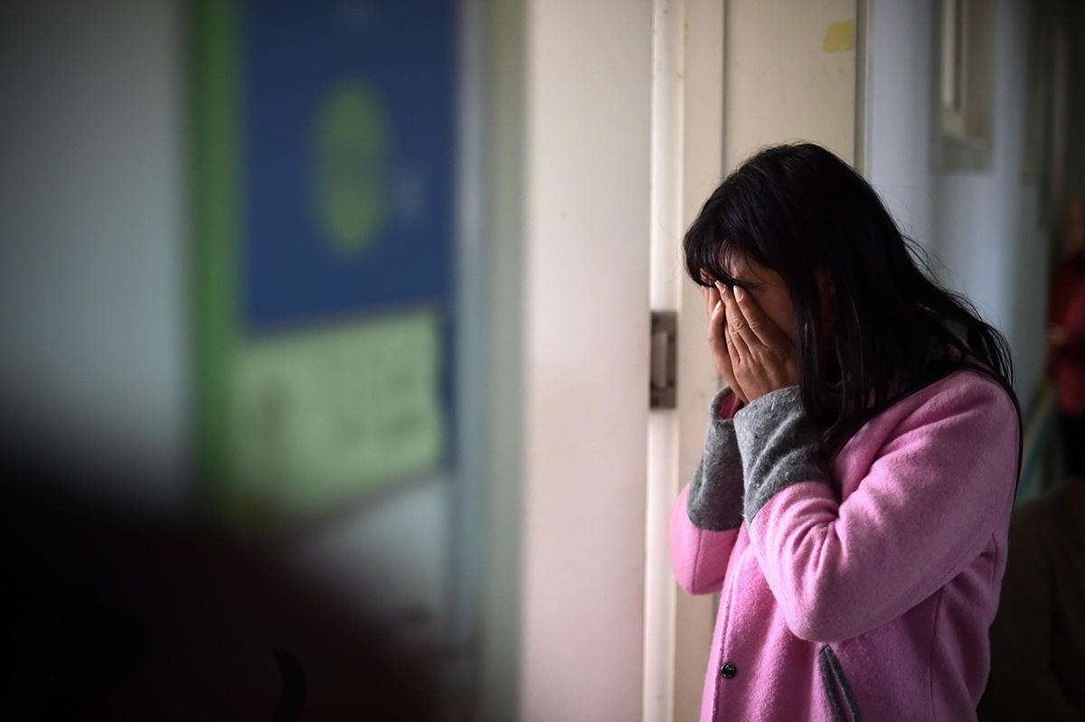 孩子坠楼事件爸爸崩溃大哭,孩童坠楼事件