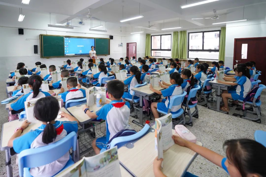 最美学校足球场,空中足球场完整视频