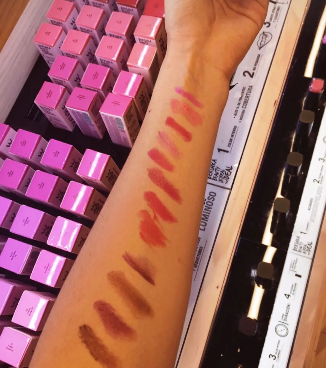 现在彩妆流行趋势图表,zara新款2023彩妆