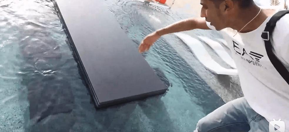 迪拜男子奋斗十年买下劳斯莱斯,迪拜小伙卖掉劳斯莱斯买法拉利