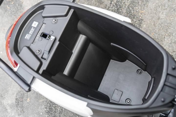 大灯炫酷有型,九号e100大灯效果