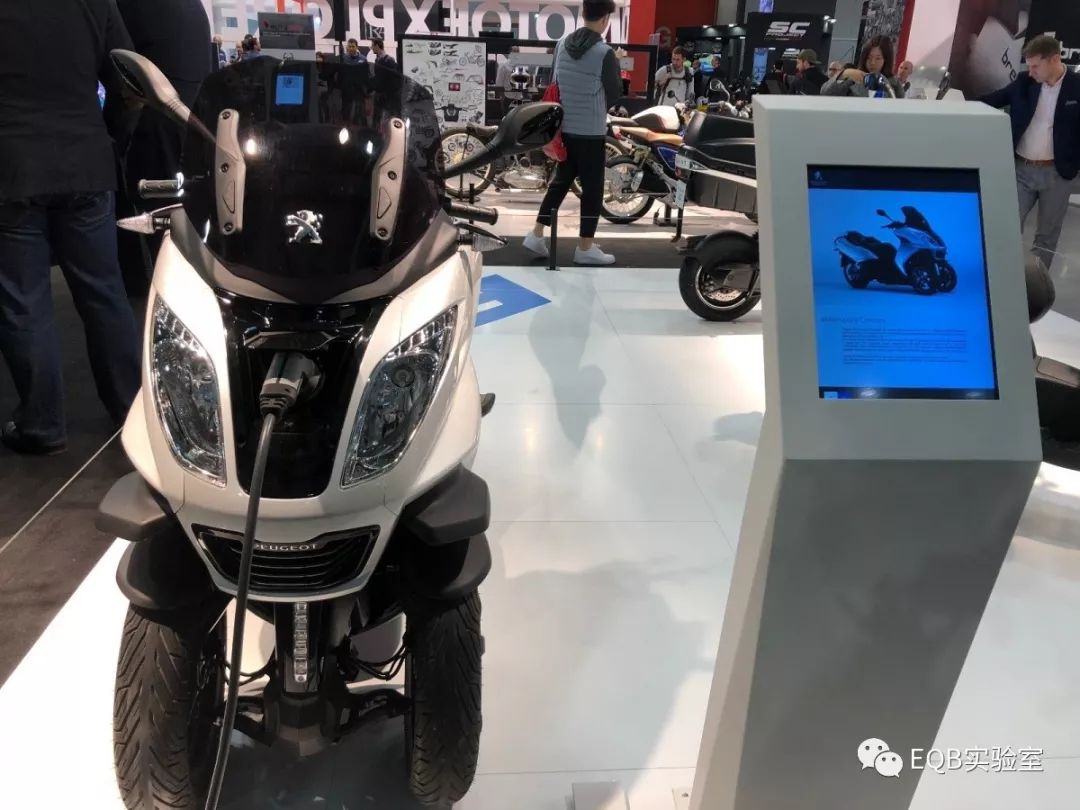 「米兰展独家」弯的电池？可当作充电宝的电池？外国人真会玩！