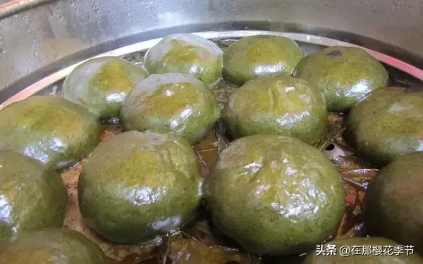 一位客家妈妈用艾草煮水给儿子洗澡，结果万万没想到.