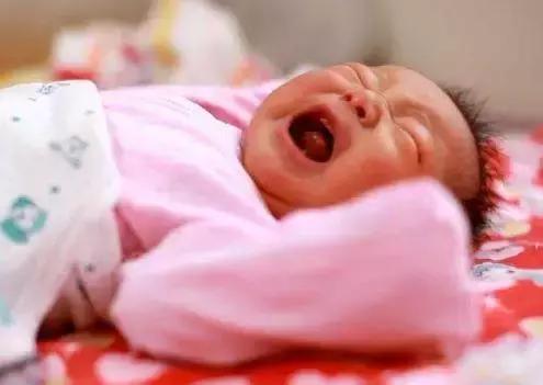 错误拍嗝手法导致宝宝吸入性肺炎？宝宝吐奶、呛奶后不能这么做！