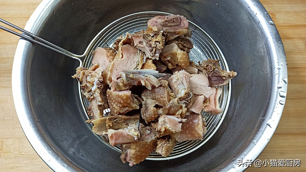 腊鸡怎么炖好吃视频,茶树菇焖腊鸡咸香适口非常下饭