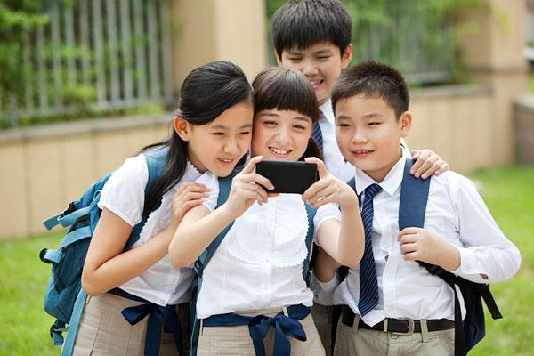 教育部终于对中小学生手机出手了，事关老师和学生，家长高兴了