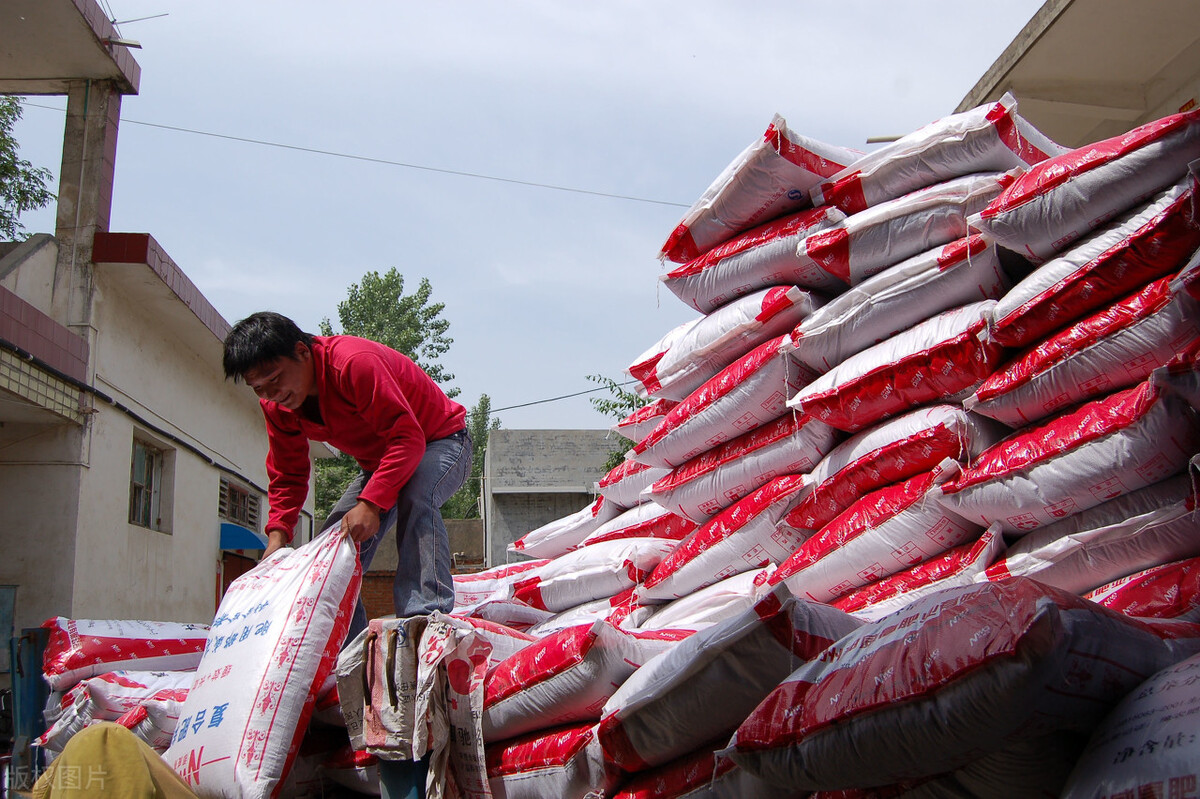 农村化肥经销商一个月赚多少钱,在农村卖化肥一袋能挣多少钱