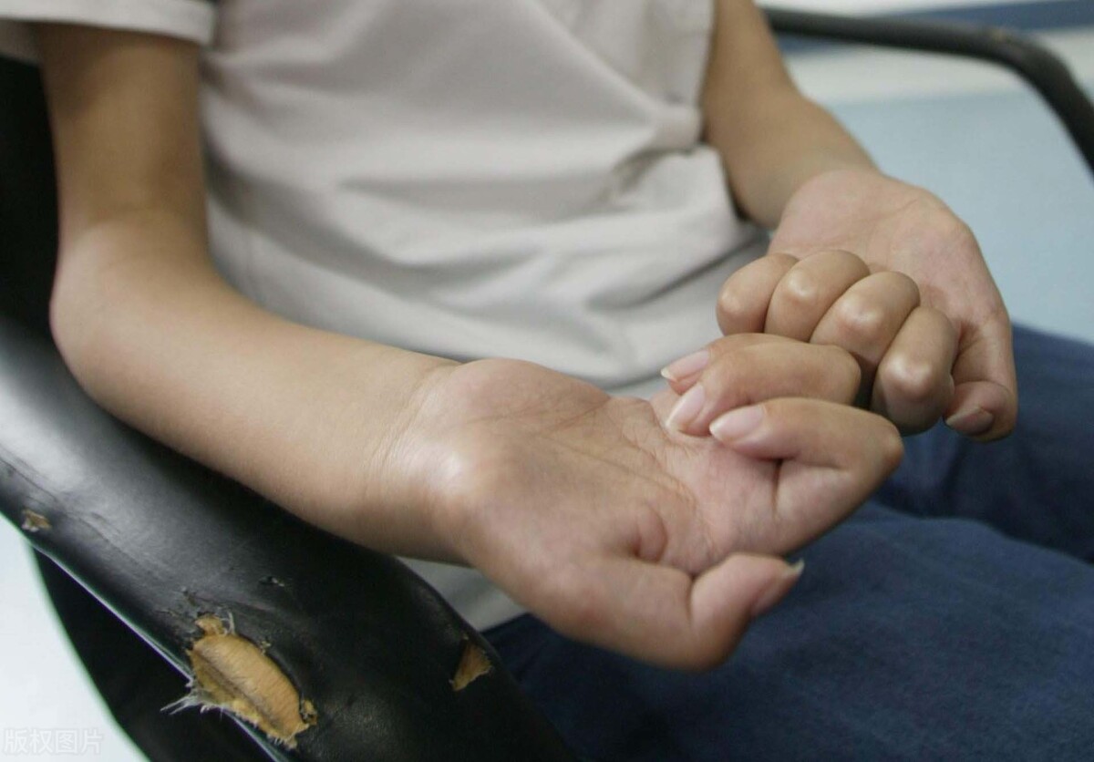 肌肉萎缩症什么引起的,重症肌无力肌肉萎缩后可以走路吗