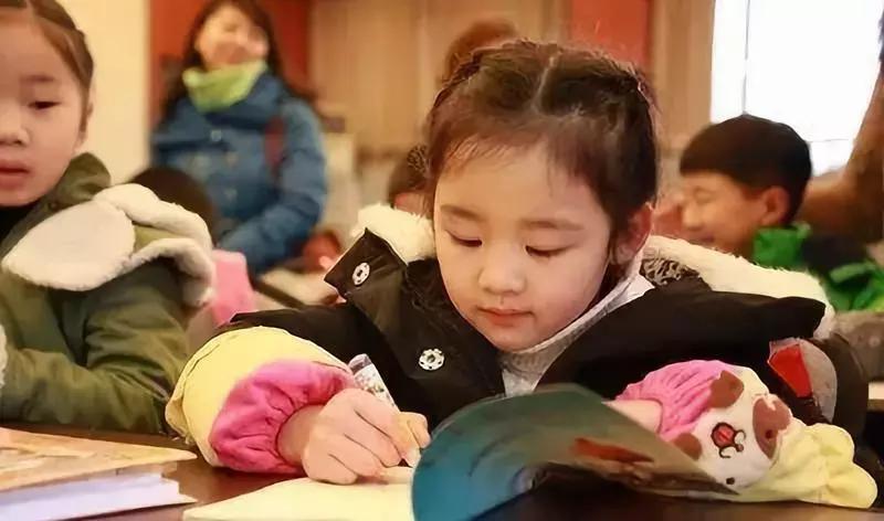 幼师提醒夏天千万别给孩子这样穿,幼儿园夏季穿衣误区提醒