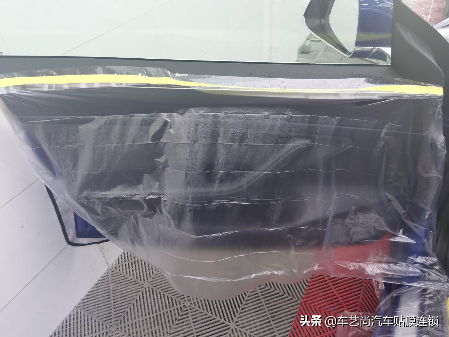 车玻璃上的膜撕掉以后有胶怎么办,撕掉车顶膜留下的胶怎么去掉