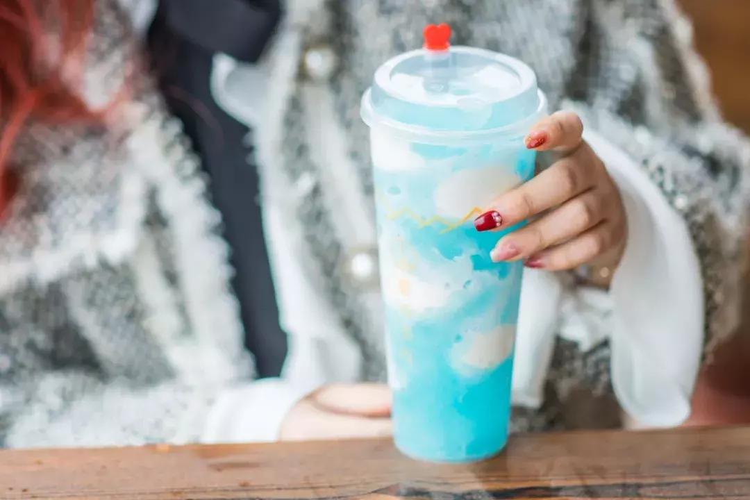 曝光！人广惊现1杯“少女*身失**茶”，快被小姐姐排疯了！