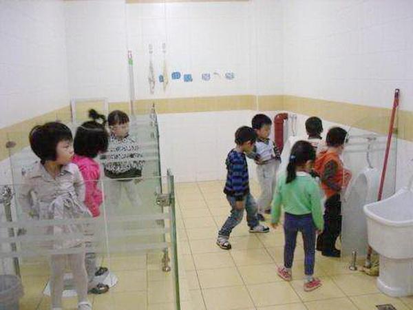 幼儿园拉臭臭,宝宝不在幼儿园拉臭臭