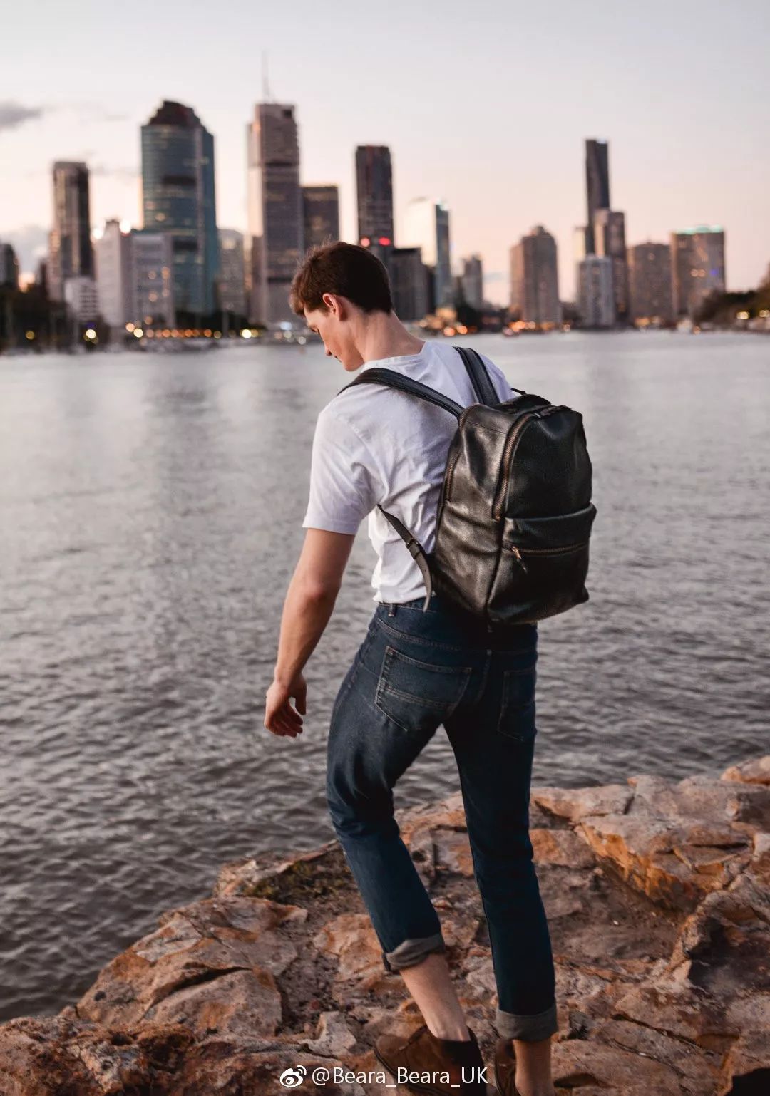 职业女性背什么包见客户,双肩包可以背一个肩膀