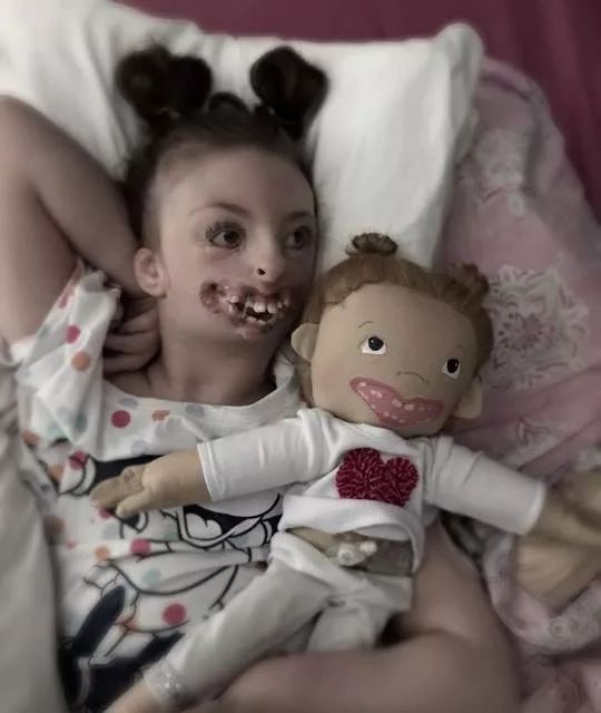 超暖！她为这些“与众不同”的孩子做了超仿真玩偶娃娃