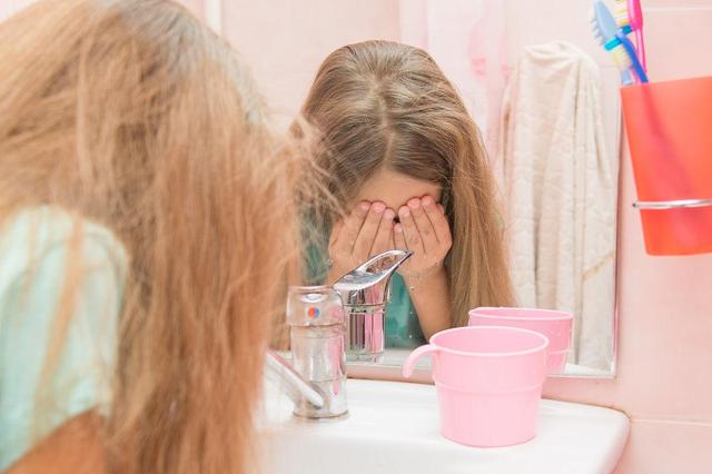 浓硫酸溅到脸上怎么最快恢复,当浓硫酸溅到眼睛或皮肤