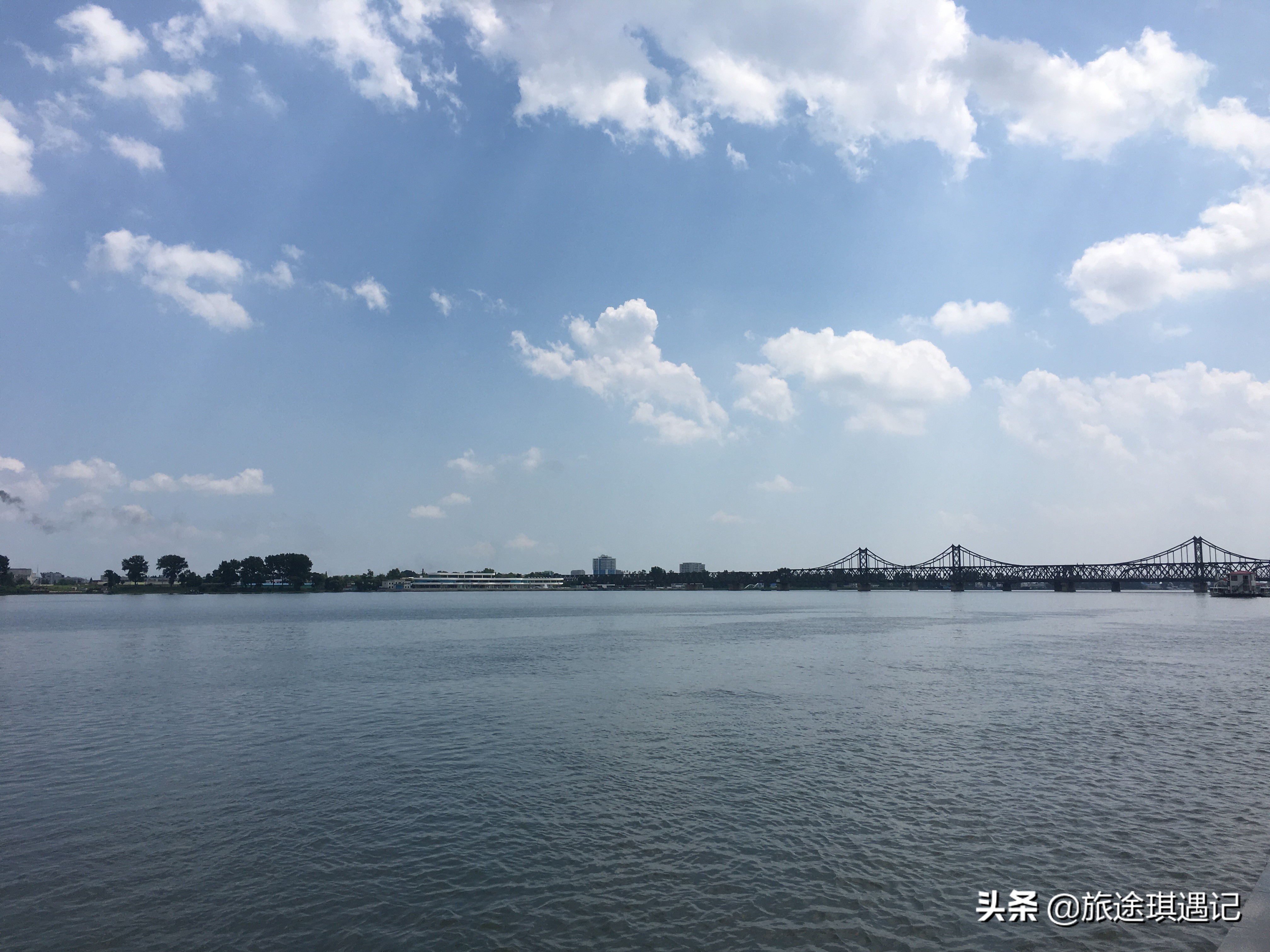 去丹东必打卡的两件事,游抗美援朝时跨过的鸭绿江,品特色黄蚬子