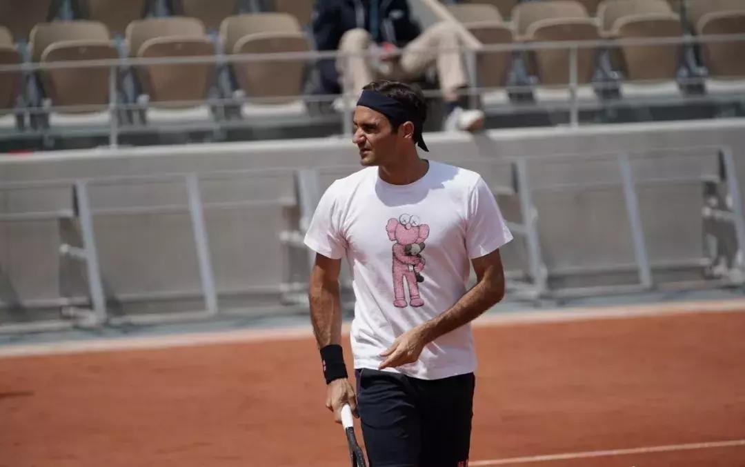 优衣库kaws联名连帽卫衣,优衣库联名kawst恤