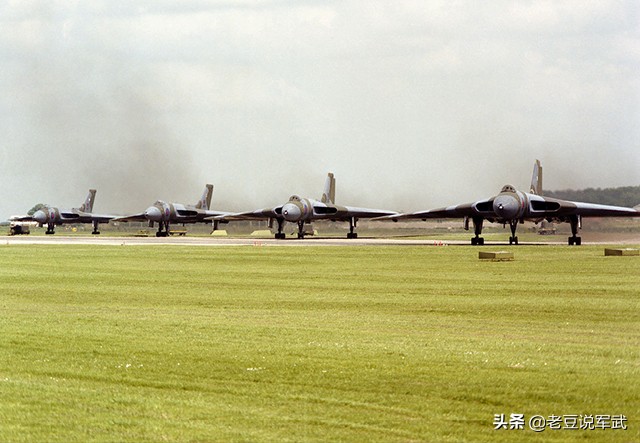 英国轰炸机v型,英国3v轰炸机