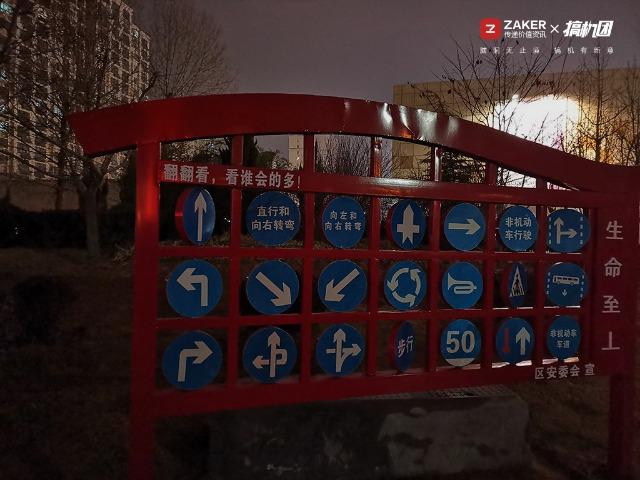 挖孔屏好用吗，相机自带8倍镜，能玩英雄联盟：荣耀V20体验