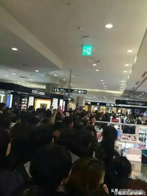 优衣库联名t恤疯抢事件,优衣库抢t恤