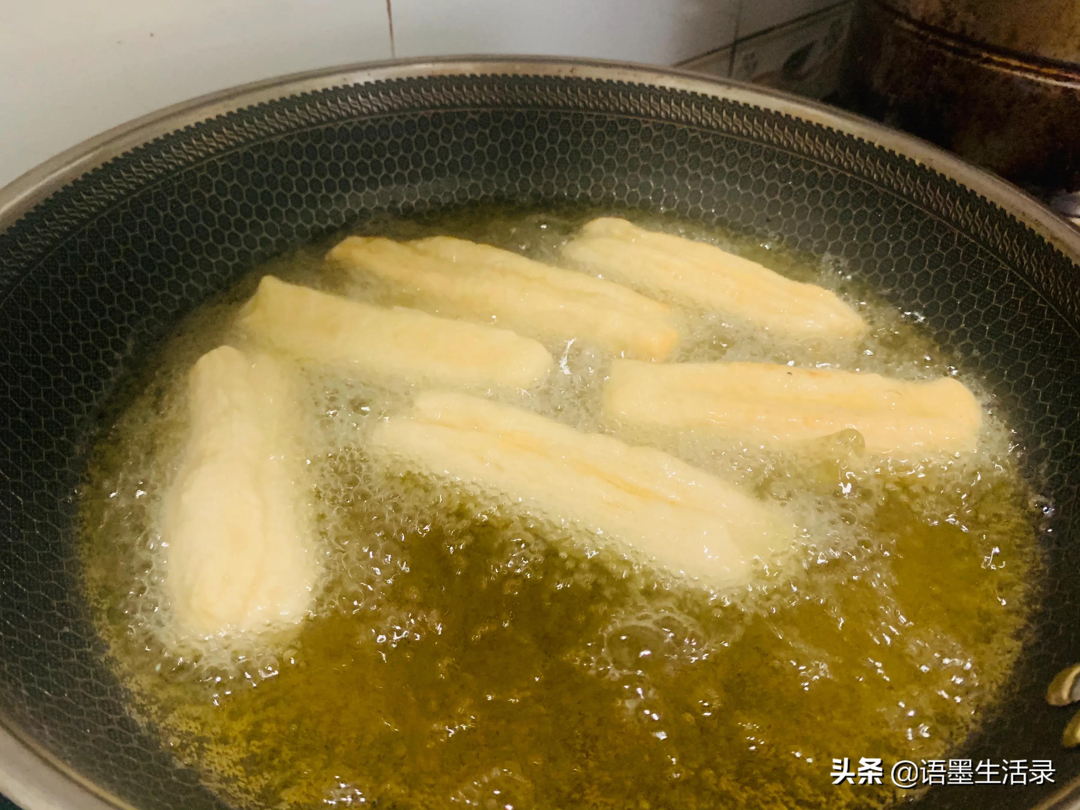 炸油条怎么和面才能蓬松酥脆,炸油条从和面到炸出油条的全过程