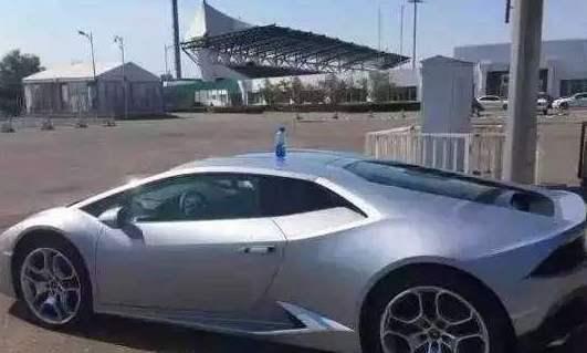 “优质男人”开二百万豪车，大学门口“撩妹”，全程只用一分钟