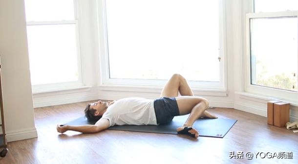 “公狗腰”out了，现在流行的是“鲨鱼线”▷每日一练