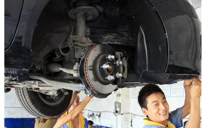 首保换机油要换机油格吗,汽车首保要换机油吗