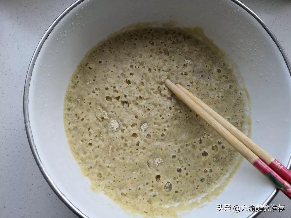 热门小吃摆摊烤面筋的做法,烤面筋也是很火爆的街边休闲小吃